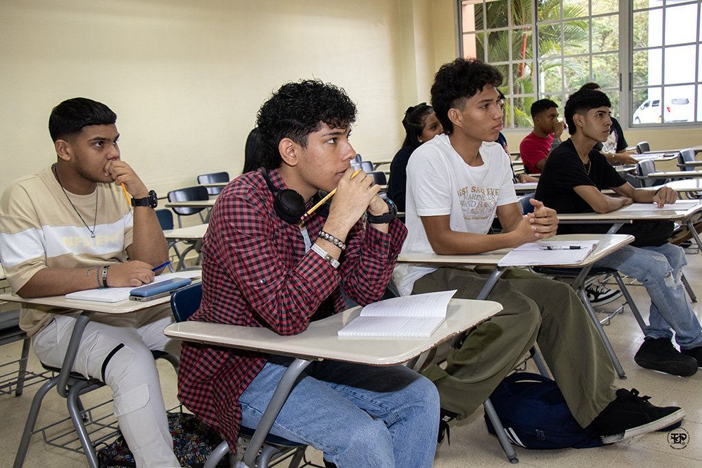 Más de mil jóvenes inician el Programa de Reforzamiento Académico <a href="/utppanama/">UTP Panamá</a>-<a href="/MeducaPma/">Ministerio de Educación de Panamá</a> 📚, guiados por pares utepistas que, desde el servicio social universitario, comparten conocimiento y experiencia.

¡Una vez más, la UTP reafirma su compromiso con la educación del país 🇵🇦!