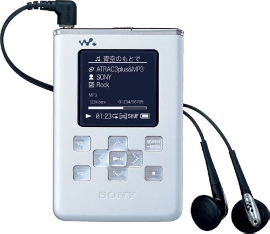 2005年4月21日、『NW-HD5』（20GB）が発売されました。ウォークマンスクエアと謳われたこのモデルは、外装がアルミの深絞り加工で作られています。リチウムイオン充電池が取り外し可能な設計になっていて、電池は単売もされたのですが、結局対応機種はこのモデルのみで終わりました。MP3の再生にも対応