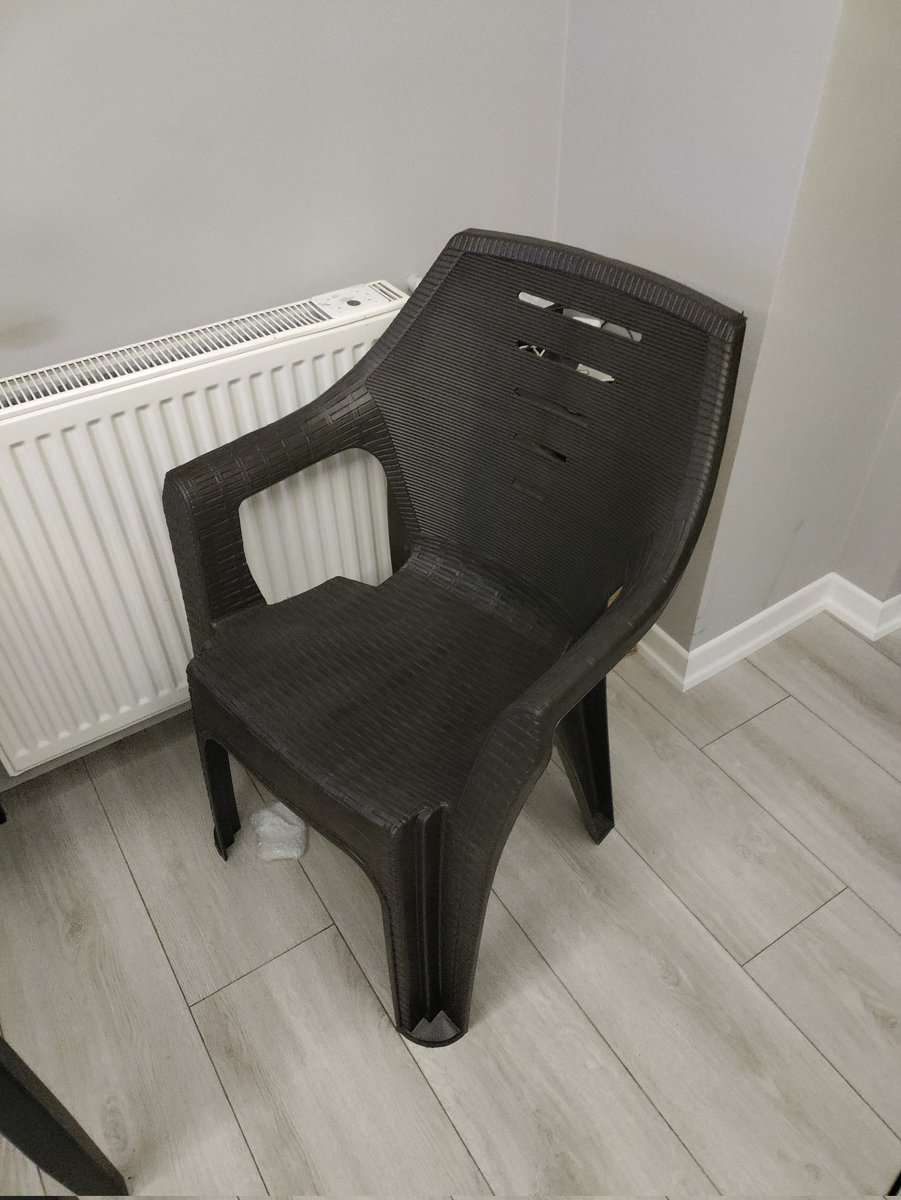 İşte o herkesin sahip olmak istediği gamer sandalyesi. Yaklaşık 3 saattir kullanıyorum.

Kurulum 10/10
Rahatlık 7/10
Görünüş 9/10
Kalite 6/10

Bütçesi benim gibi olanlar için piyasanın en iyisi diyebiliriz.