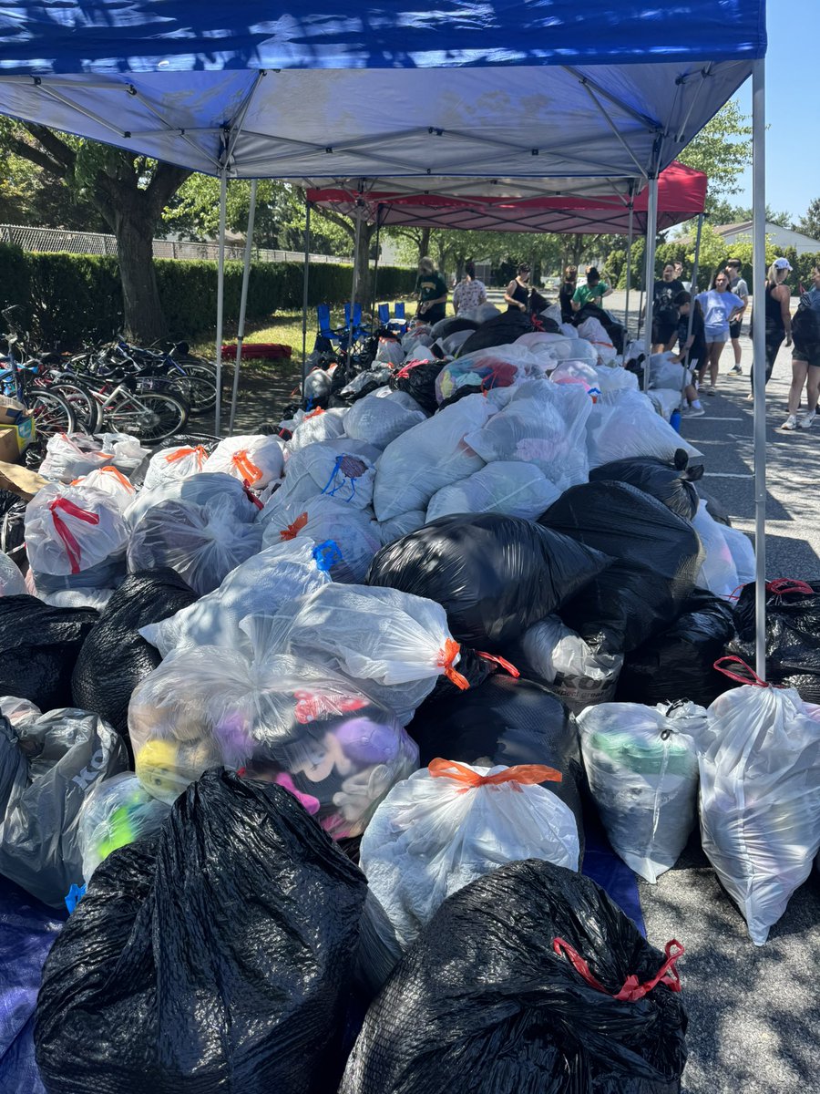 Emmaus High School XC/Track & Field (@emmausxctf) on Twitter photo Thank you to our community for the overwhelming support today- this was a 1st. We had so many bags, that the driver had to climb in the back of the truck and stuff it down for it to fit. Thank u to our amazing booster club and athlete and parent volunteers! What a success! 🐝 Thank you to our community for the overwhelming support today- this was a 1st. We had so many bags, that the driver had to climb in the back of the truck and stuff it down for it to fit. Thank u to our amazing booster club and athlete and parent volunteers! What a success! 🐝