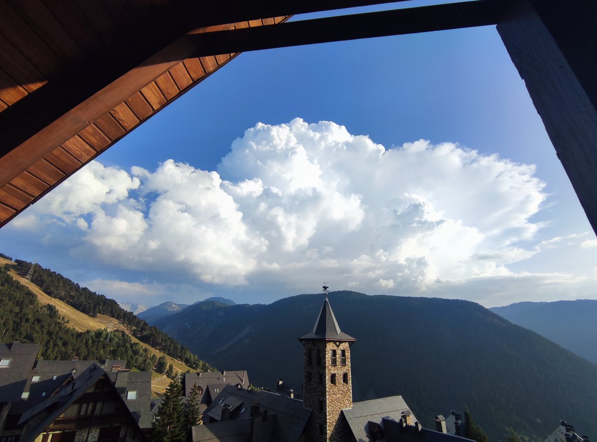 Baqueira-Beret mirant cap a Aigües Tortes <a href="/meteocat/">Meteocat</a> <a href="/MeteoMauri/">MeteoMauri</a>