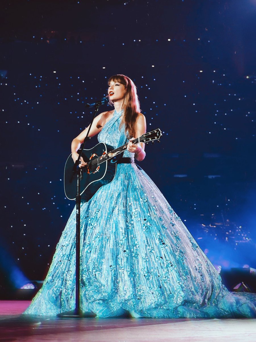 raunak_1409's tweet image. 𝘌𝘷𝘦𝘳𝘺 𝘯𝘪𝘨𝘩𝘵 𝘸𝘪𝘵𝘩 #1989TaylorsVersion 𝘪𝘴 𝘭𝘪𝘬𝘦 𝘢 𝘥𝘳𝘦𝘢𝘮 🩵 It's already been 2 YEARS since she announced 1989 TV at #LATSTheErasTour !!!!!