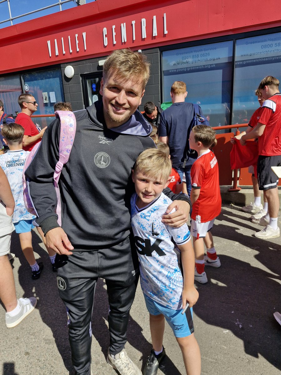 Tha1ChrisReader's tweet image. Reunited with his favourite 😍 #cafc @CAFCofficial