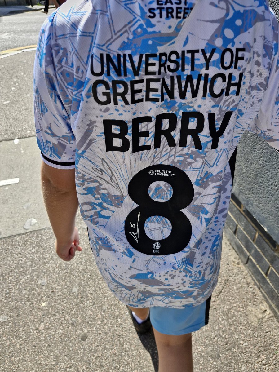 Tha1ChrisReader's tweet image. Reunited with his favourite 😍 #cafc @CAFCofficial