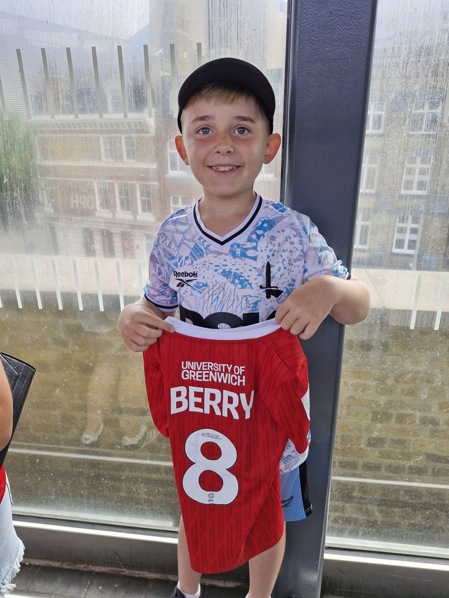 Tha1ChrisReader's tweet image. Reunited with his favourite 😍 #cafc @CAFCofficial