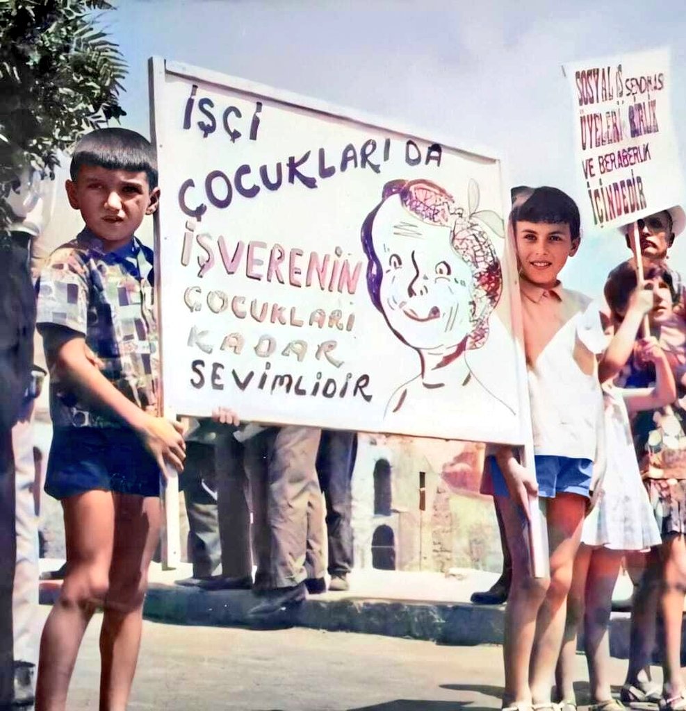 Weird Al Travis (@weirdaltravis) on Twitter photo Bu pankart küçüklükten beri beni hem çok öfkelendirir hem de çok duygulandırır Bu pankart küçüklükten beri beni hem çok öfkelendirir hem de çok duygulandırır