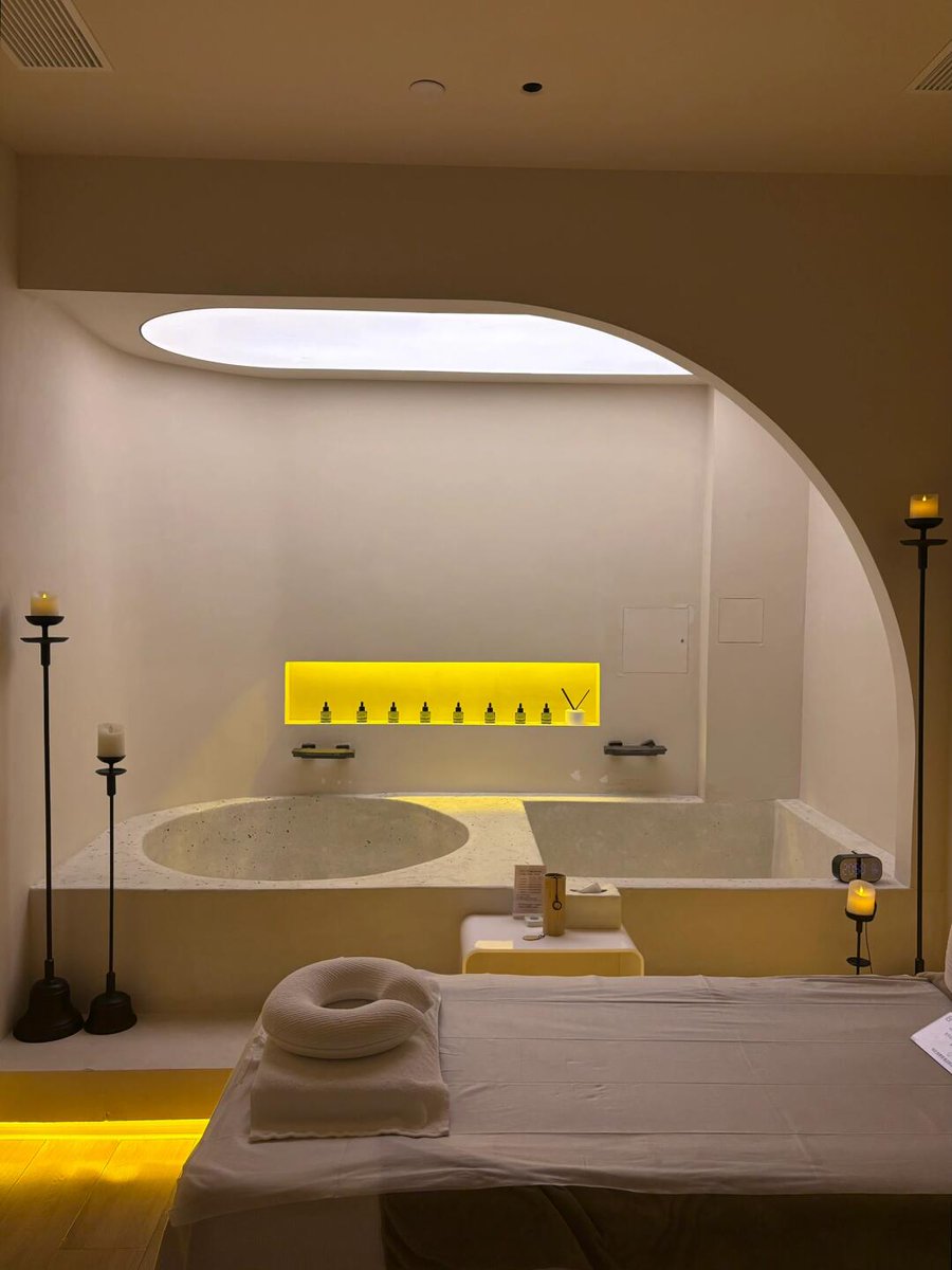 LaDameInLuxe's tweet image. Taking a moment to unwind and glow from within. Because you deserve it. 💆‍♀️💖 #PamperYourself #WeekendWellness #SpaLife