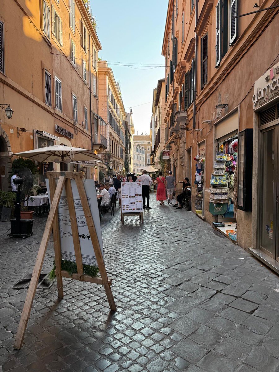 I prestigiosi locali di via della Croce.

Possibile non ci sia un modo per far capire ai locali che gli orrendi cartelli dei menù devono rientrare nello spazio concessogli?

diarioromano.it/i-prestigiosi-…