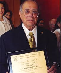 MuseoPresidente's tweet photo. 9 de agosto de 2017.- Fallece en su natal #Saltillo, Arturo Moncada Garza, historiador, maestro, orador y jurisconsulto. 
Primer Secretario General de la Universidad de #Coahuila. 
Autor del lema “En el bien fincamos el saber” de esa casa de estudios.
