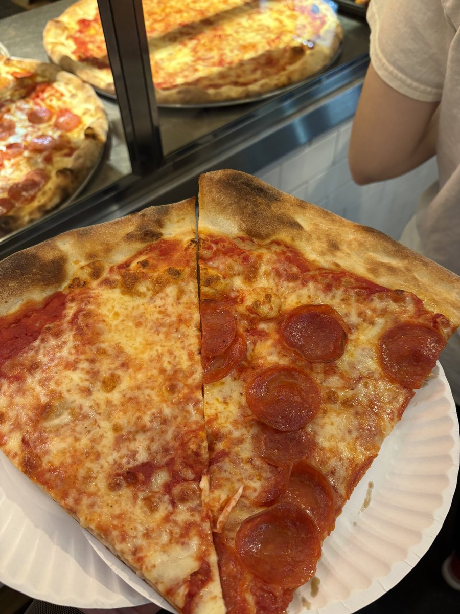 vlsjtd's tweet photo. ロゼが食べてたNYのピザ食べに行った🍕 https://t.co/T1ufSADFrX