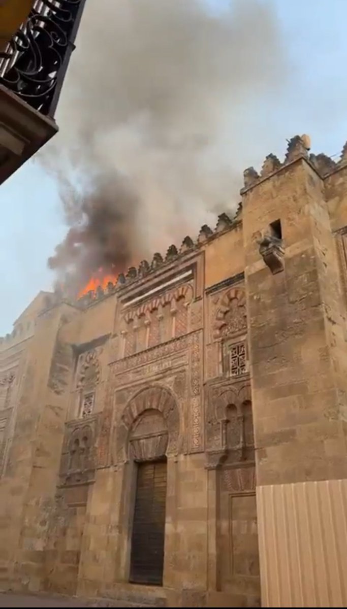 Consternados por la tragedia patrimonial ocurrida con el incendio en la Mezquita-Catedral de Córdoba. Una de las joyas del patrimonio histórico español, y que es además Patrimonio de la Humanidad por la UNESCO desde 1984 #Patrimonio #Cultura #Andalucía #España