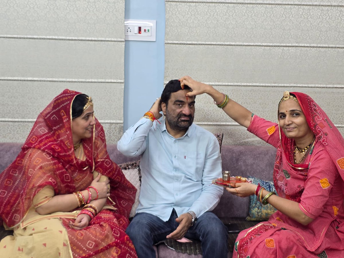 hanumanbeniwal's tweet photo. नागौर आवास पर पवित्र रक्षा बंधन का पर्व मनाया | https://t.co/rEe8lloJZy