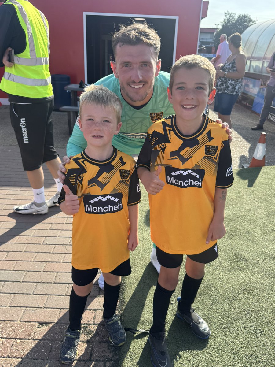 mattwright87's tweet photo. @nathanharness_ @maidstoneunited Great stuff today Nathan. Oliver and (especially) Joshua loved getting to finally meet you and get a pic today. Buzzing that their new GK also wears on OneGlove GK gloves 🧤 @TheOneGloveCo 
COYS 🖤💛⚽️💛🖤 https://t.co/xbWCDV6uLE