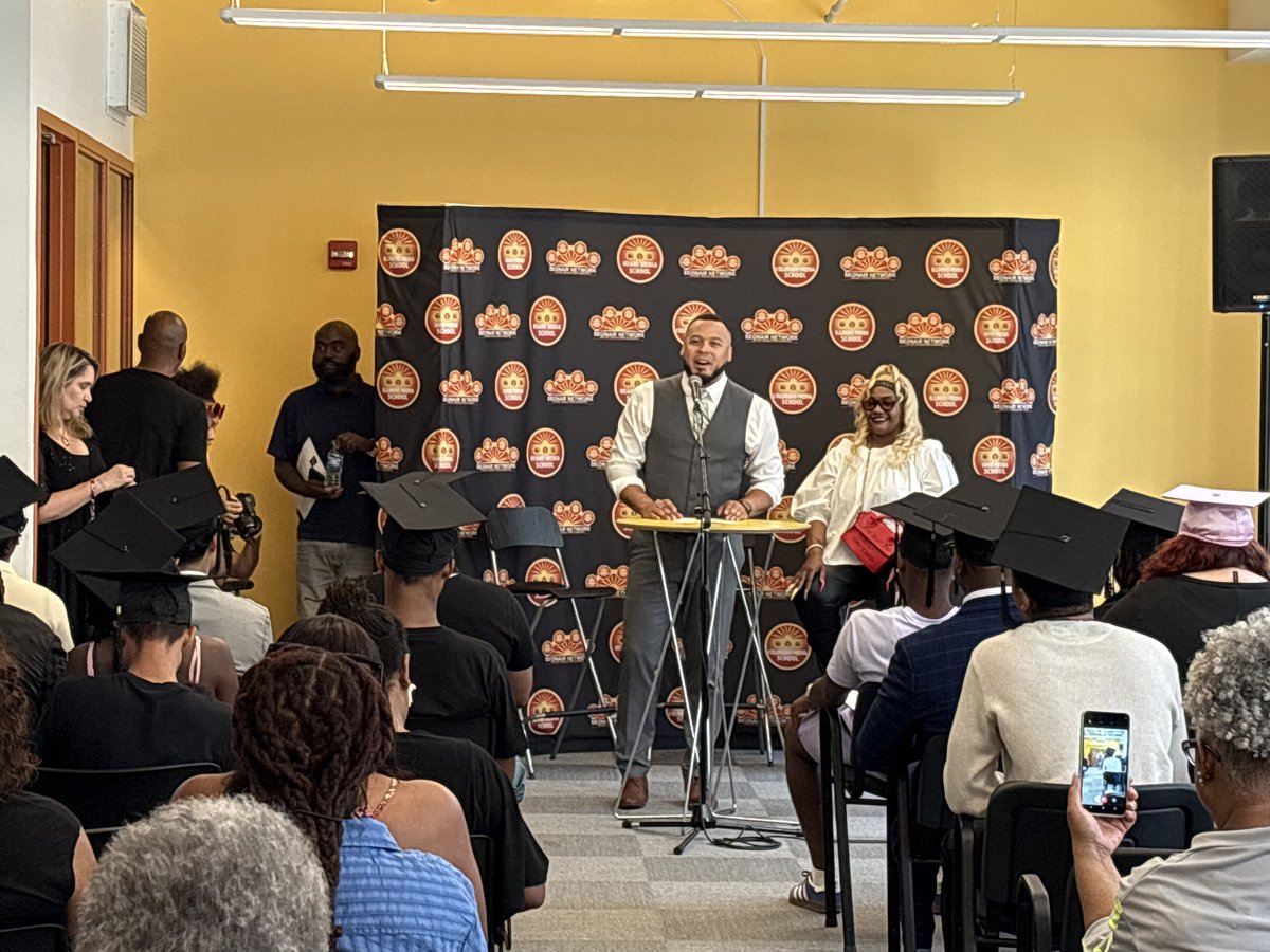 ilmediaschool's tweet photo. 👨‍🎓👩‍🎓 Our 2025 summer graduates DID IT! Congrats to all of our graduates from our Chicago campus! We wish you nothing but success in your professional media journeys! 

#iamims #radio #tv #broadcasting #media #classof2025 #graduates https://t.co/J4vJv4dbPU