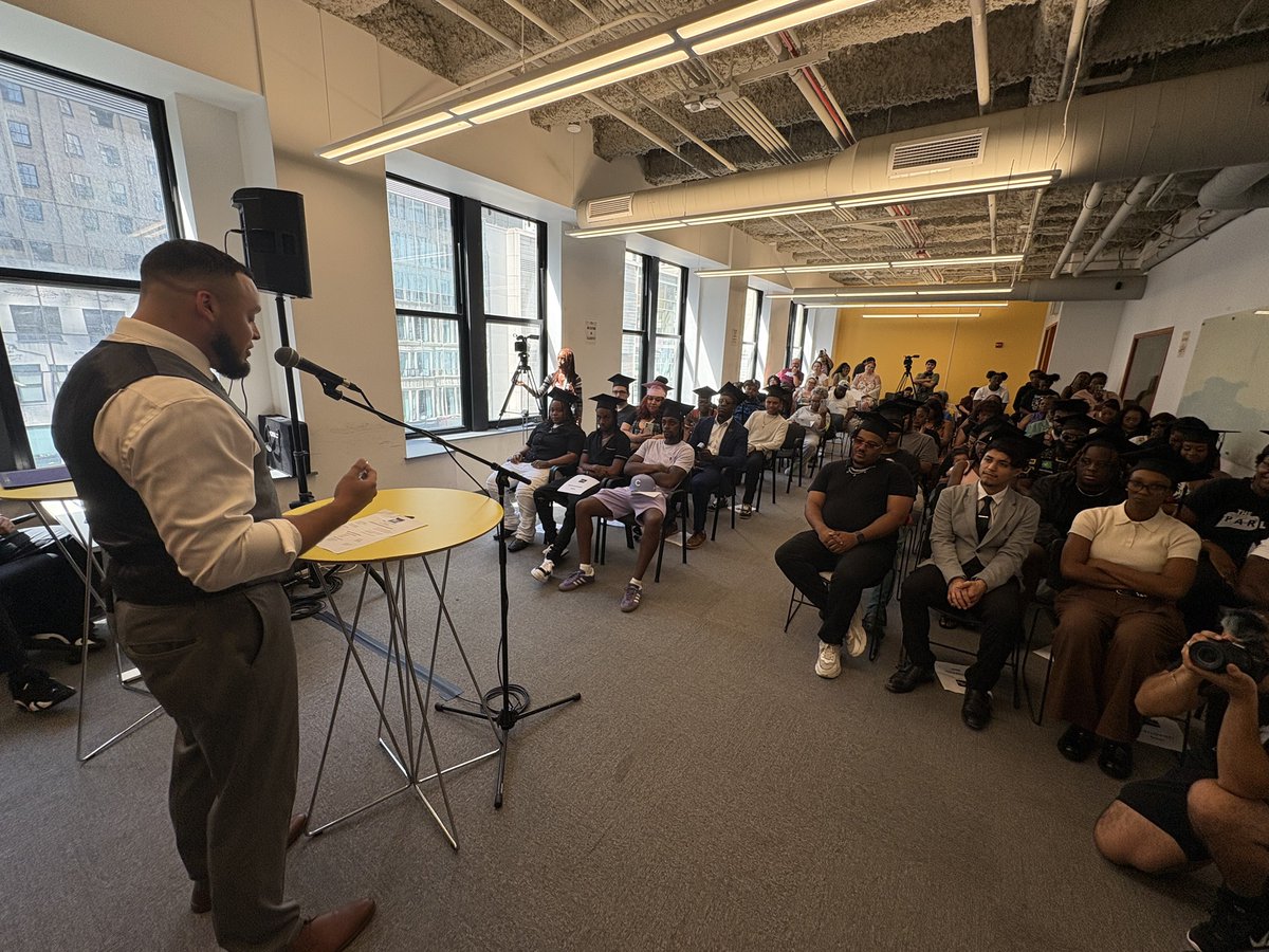 ilmediaschool's tweet photo. 👨‍🎓👩‍🎓 Our 2025 summer graduates DID IT! Congrats to all of our graduates from our Chicago campus! We wish you nothing but success in your professional media journeys! 

#iamims #radio #tv #broadcasting #media #classof2025 #graduates https://t.co/J4vJv4dbPU