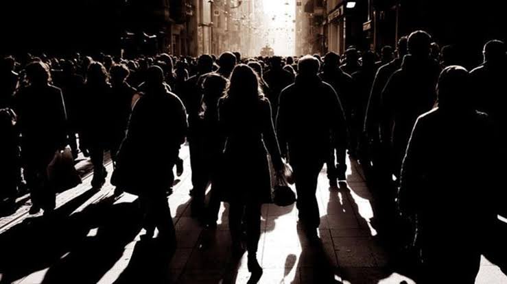 Anlamını yitirmiş uygarlık!
Şeklen var ama içi boş.
Her yer kalabalık dersin,
İçlerinde insan yok…

#Geceye 🌌🌙🌷