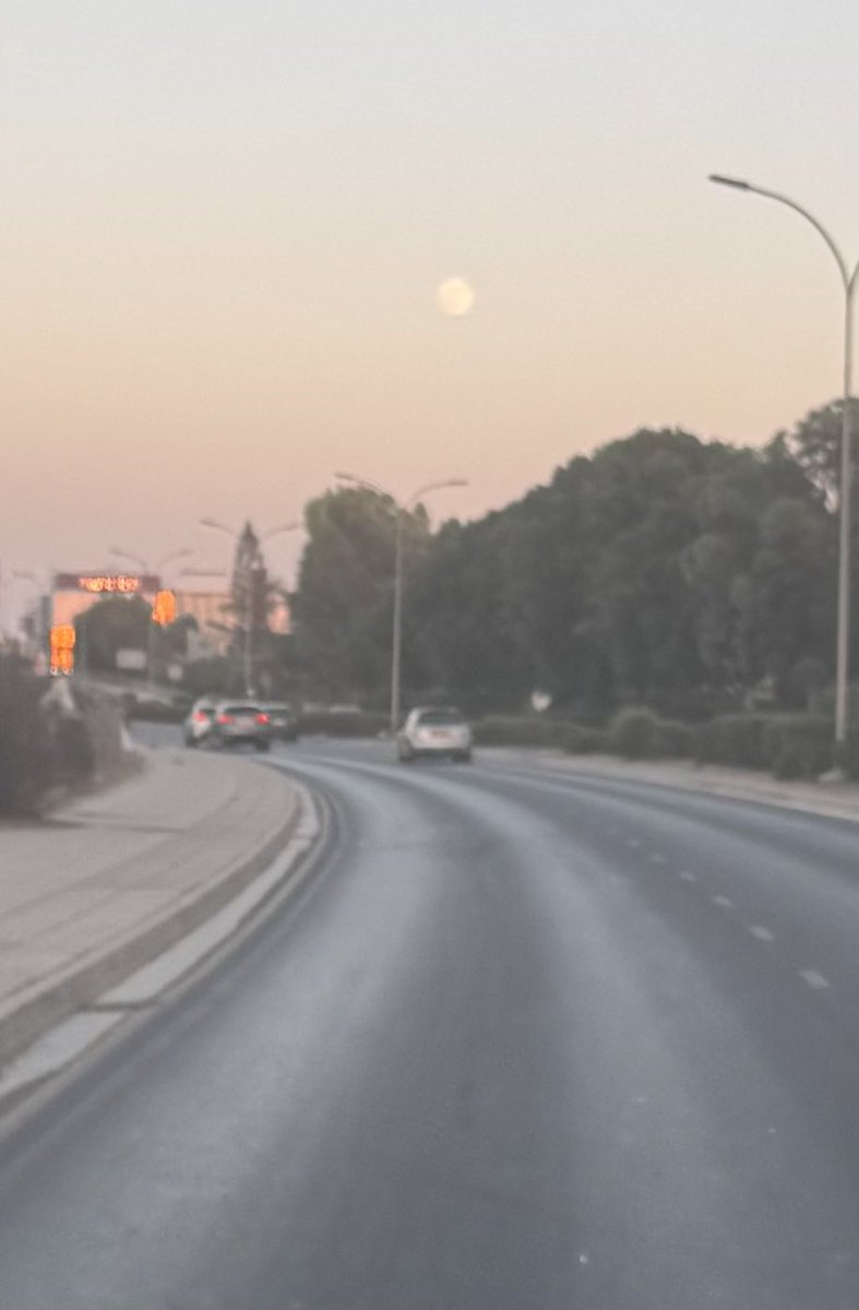 «Τα πιο όμορφα πράγματα σ' αυτόν τον κόσμο δεν έχουν φωνή. 
Δεν χρειάζονται προβολή. 
Είναι εκεί……σε ένα βλέμμα, 
σε μια αγκαλιά, 
σε μια σιωπή που μιλά…..»