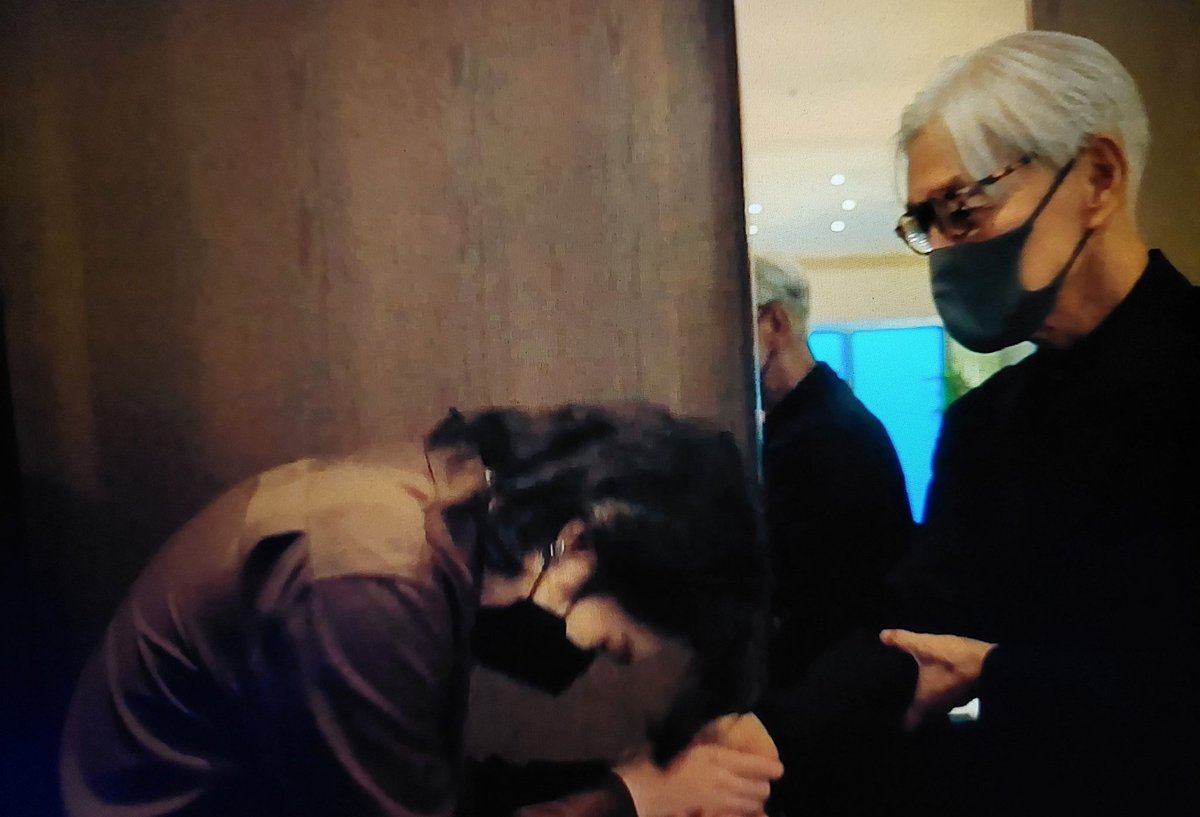 Ryuichi Sakamoto'nun biyografisinden

Eylül ayının sonunda (2023), japonya'yı ziyaret eden BTS üyesi SUGA ile tanıştım. Daha gazla tanıtılmaya ihtiyacı olmayan, dünya çapında bir idol olmasına rağmen, onunla konuştuğumda, kibirli olmayan, iyi bir genç adamdı...