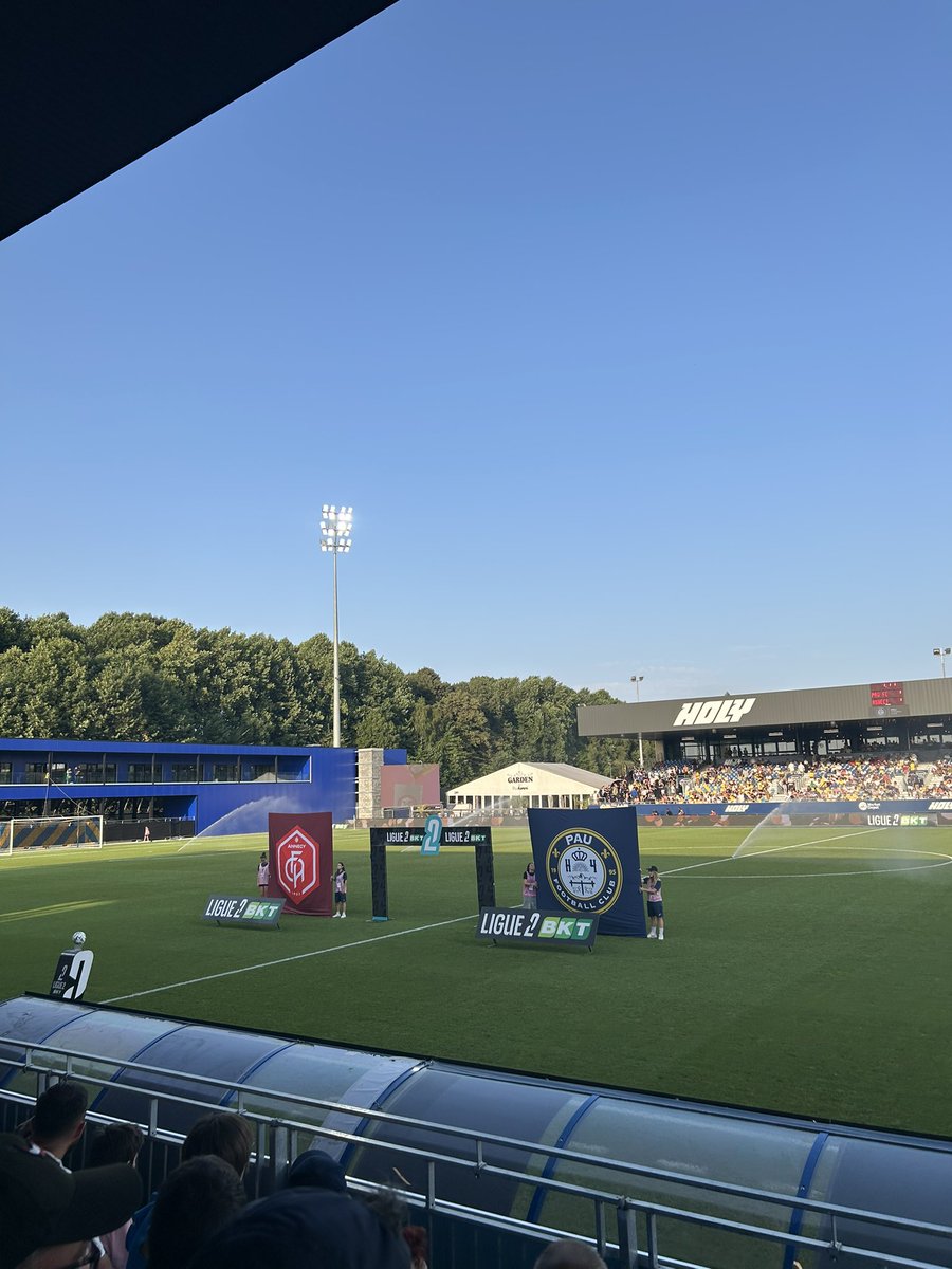 josypoueyto's tweet image. Au @PauFcComps pour le match contre @FCAnnecy 
Un public nombreux et enthousiaste. La nouvelle tribune pour le prochain. Match🤩
