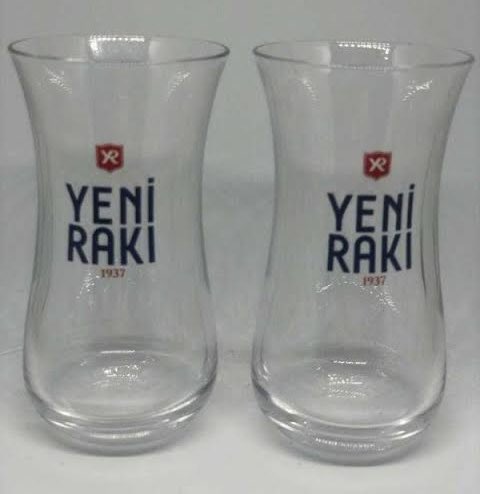 MEVZU DERİN!

Türkiye’de çay tarımı 1930’larda başladı. Halk arasında çayın popülerliğinin patlama noktası ise 1950’ler. Yani 1930’dan önce çay bilinse de popüler bir içecek değildi. İşin ilginç tarafı da burada başlıyor. Bugün “çay bardağı” olarak adlandırdığımız, her evde