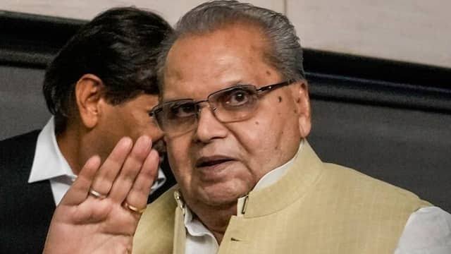 श्री देवी जी का राजकीय सम्मान के साथ अंतिम संस्कार हो सकता है ,

लेकिन 4 राज्यों के गवर्नर और जम्मू कश्मीर के LG रहे सत्यपाल मलिक जी का नहीं ?