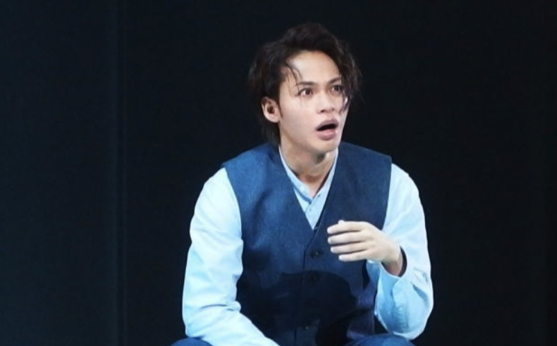 PopVerseMix's tweet photo. 🎩✨上田竜也、挑戦と進化の軌跡―今、役者として見せる新たな一面✨🎩
https://t.co/lzwG7ar3gZ

✦ ┈┈┈┈
19年のキャリアで積み重ねたのは、
華やかさだけじゃない。
┈┈┈┈ ✦
舞台では役に“自分”を持ち込まず、役そのものに誠実であろうとする。
そのストイックさは、プロ俳優の中でも際立つ存在感を放つ。

💎 アイドルとしての輝き ✕ 舞台俳優としての厚み
長年のステージ経験で培ったオーラは、照明を浴びた瞬間に爆発。
同時に、稽古場では泥臭く役を磨き上げる。
そのギャップこそ、観客を惹きつけて離さない理由だ。
🌟 上田竜也は進化を恐れない。
新しいジャンル、新しい役柄に挑むたび、また一つ新しい表情を見せてくれる。
次に舞台に立つ彼は、きっと“これまでの上田竜也”を超えてくる――。
次の上田竜也は、きっと“想像以上”だ――。

#上田竜也 #KATTUN #舞台 #音楽劇 #俳優 #挑戦