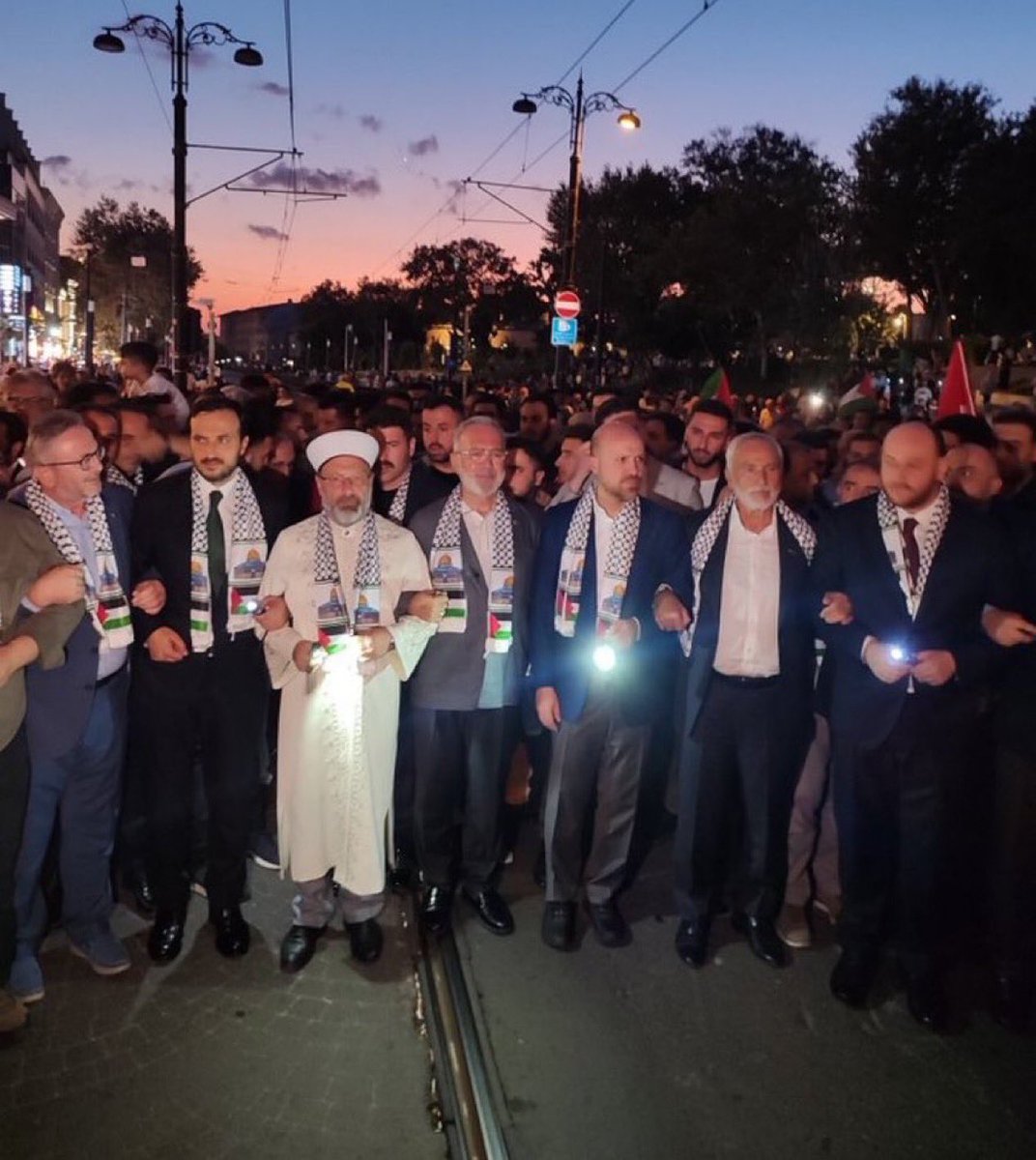 Gazze’de insanlar açlıktan ölüyor,

insanlığın utanması kalmadı, 

Yürümesi gerekenler oturuyor, 

bir şey yapma kudretine sahip olanlar yürüyor. 

Gazze’de insanlar açlıktan ölmeye devam ediyor.