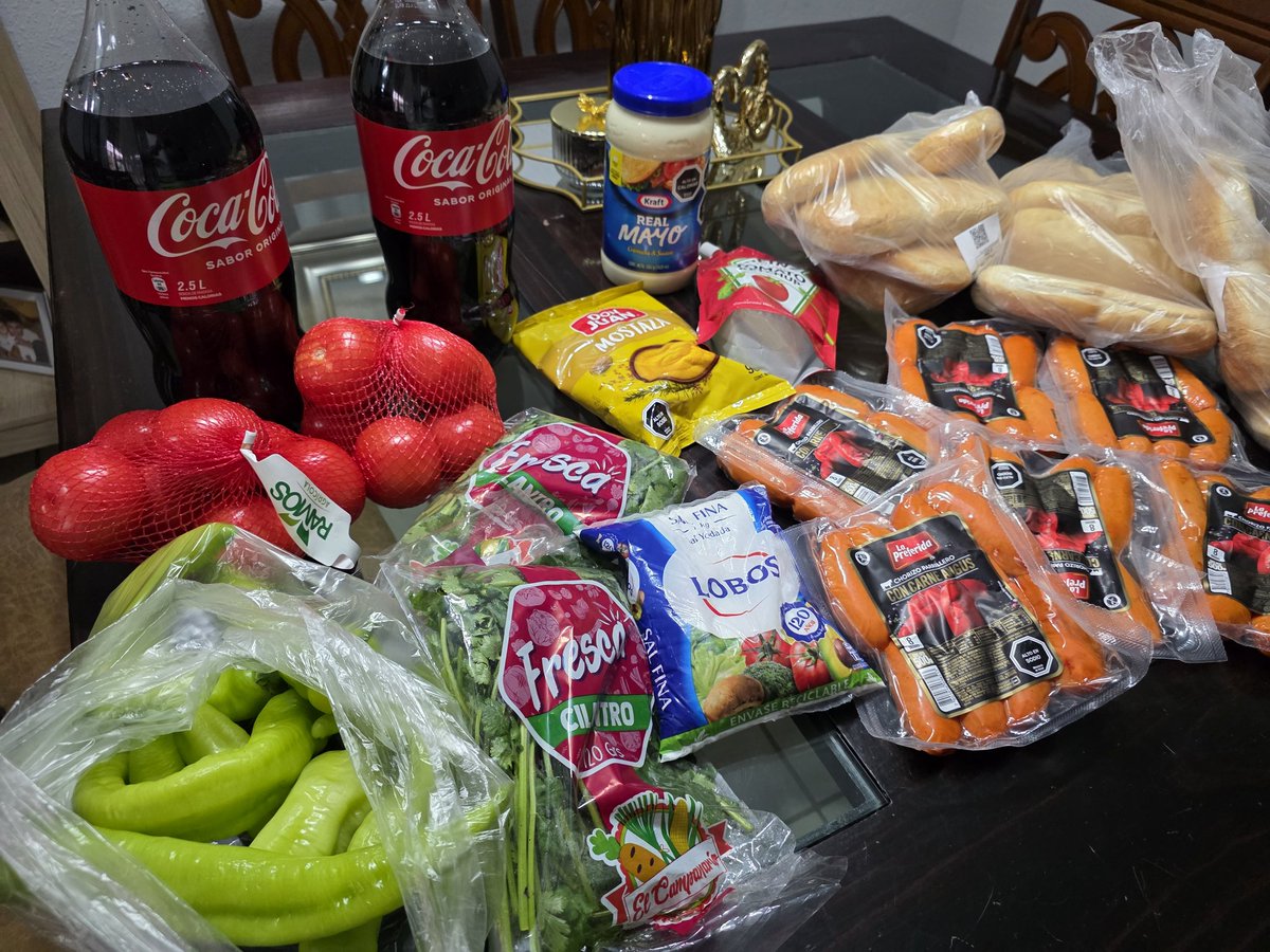 Nuestros amigos del albergue de invierno que cobija a personas en situación de calle de la comuna de Renca, ayer nos comentaron que querían hacerle un asadito a sus usuarios.
No podíamos dejar de apoyarlos y ofrecimos un humilde aporte.
Los Choripanes con pebre y aderezos