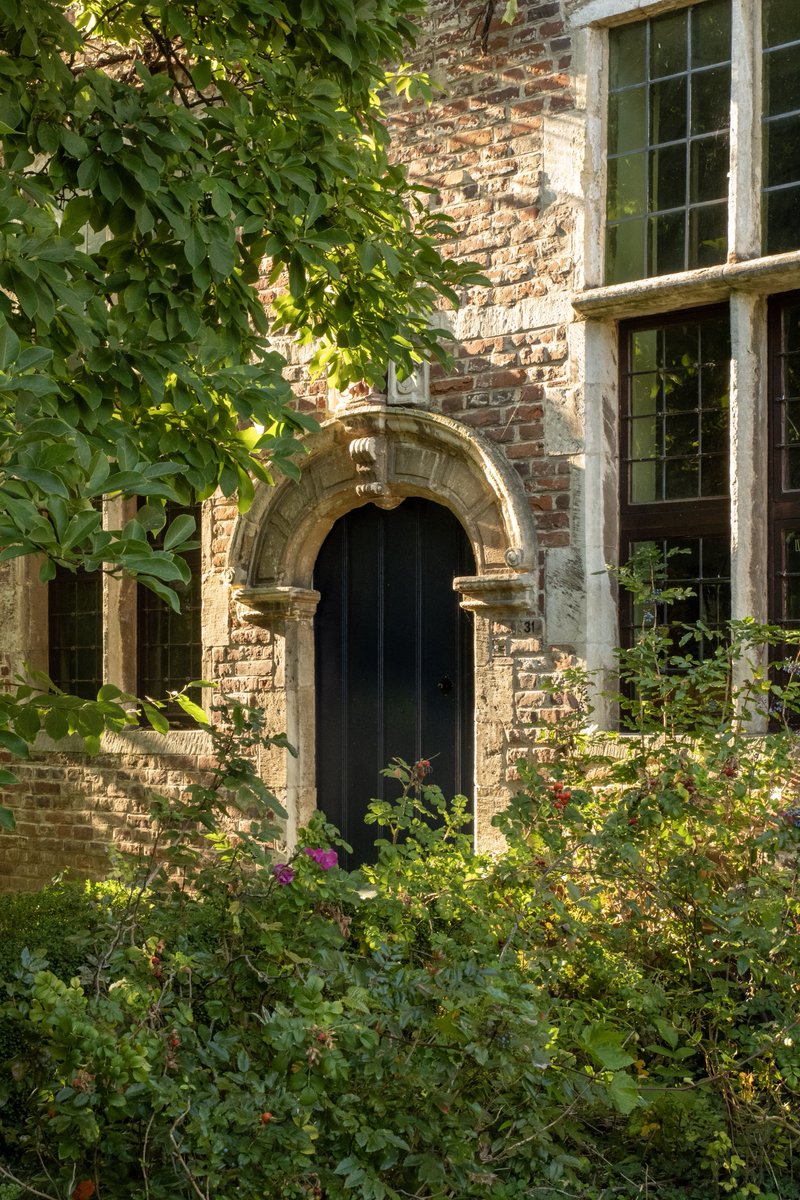 itsrapha83's tweet photo. Today I walked around the Great Beguinage of Leuven🇧🇪 https://t.co/b7KZ1oAYiA