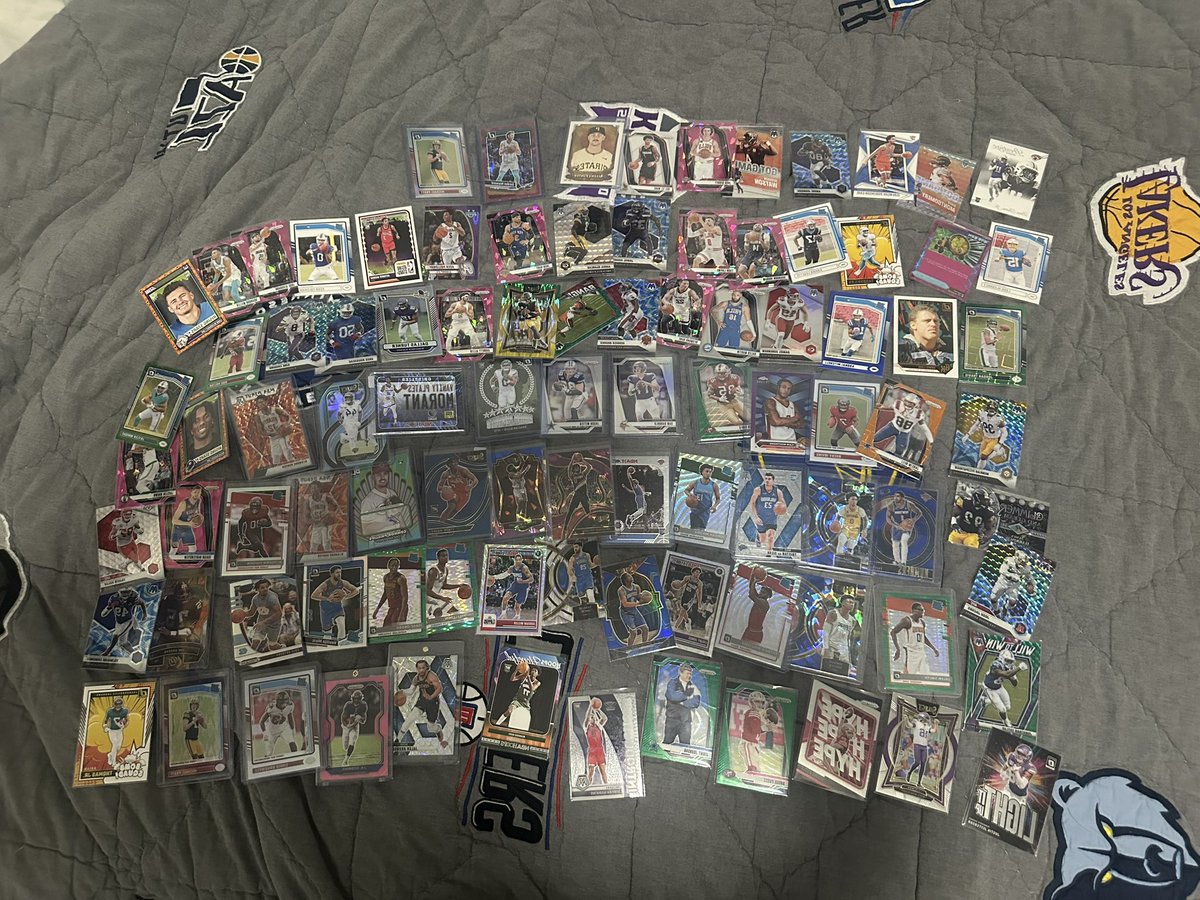CJ_Cards2's tweet image. 94 cards total. $50 shipped.
Tons of $1-$3 stuff here just don’t feel like having a sale.
All is numbered, color, or rookie. Not vet base. 
Steal his from me. Or make an offer if it isn’t low enough