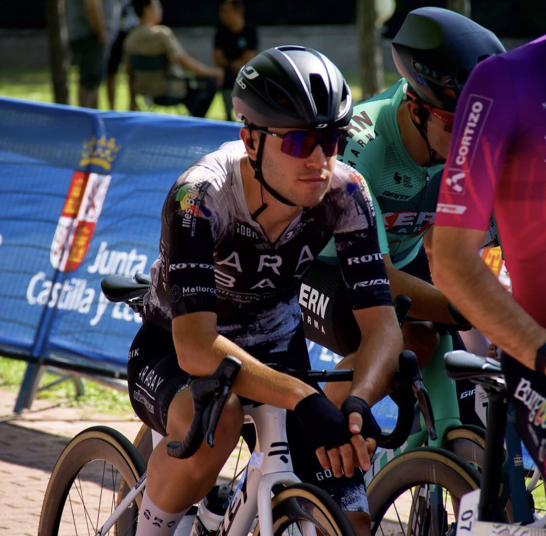 Un valiente <a href="/Sergio_TruebaC/">Sergio Trueba</a> concluye 19º en la llegada masiva de esta 4º etapa de la <a href="/VoltaPortugal/">Volta a Portugal</a>. 

👏 <a href="/asagrado/">Álvaro Sagrado Pérez</a> se mantiene en el top-20 de la general. | #VoltaPortugal