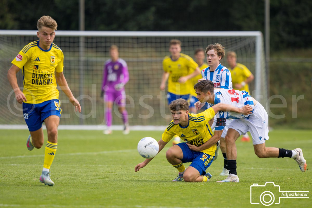 Edjestheater's tweet photo. Fotoverslag van de oefenwedstrijd tussen @scHeerenveen O21 en @SCCambuurLwd O21. Wedstrijd was 4 x 30 minuten, uitslag: 3-1.

https://t.co/Fa3WQjxEzy

#heerenveen #cambuur #heecam #kleinederby #sccambuur #scc #scheerenveen #Skoatterwâld @CambuurJeugd #cambuurjeugd https://t.co/y6YuNjaAn6