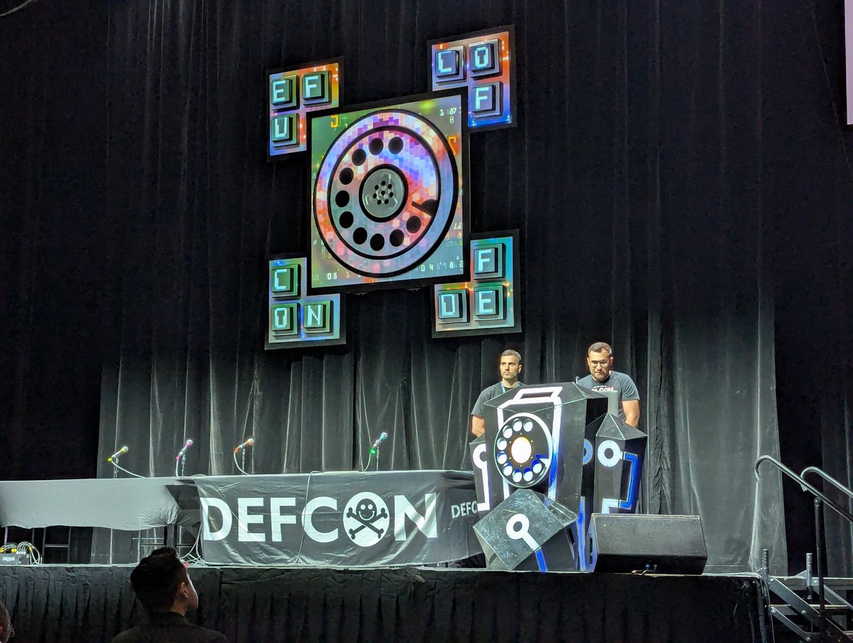 La dupla hispana <a href="/0xedh/">0xedh</a> y <a href="/borjmz/">vorga</a> presentan en #defcon33 su investigación sobre ataques a UEFI y SecureBoot. Orgulloso del talento patrio 💪🇪🇸