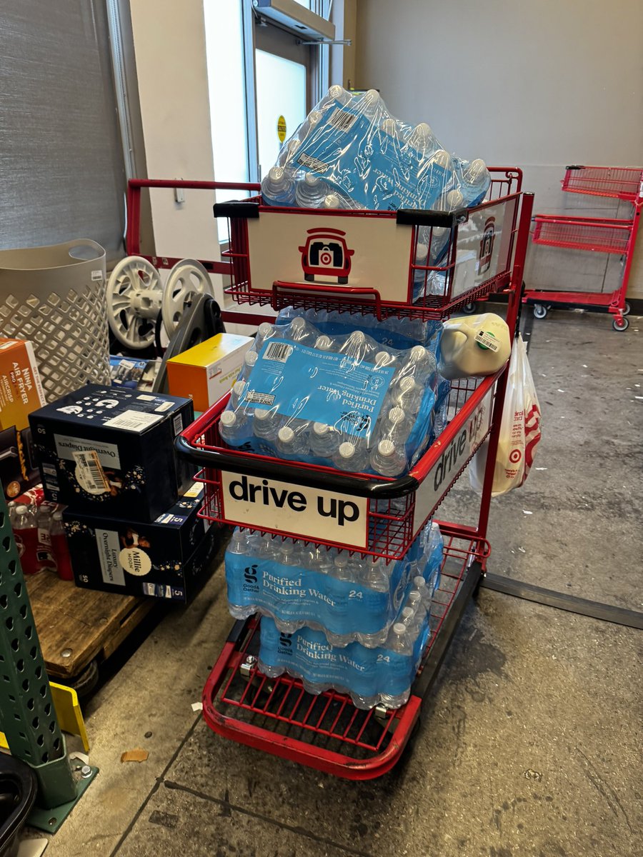 ch2pter's tweet image. yeah okay doing drive up orders and someone ordered this