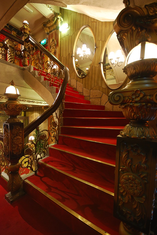 かつて京都にあったラブホ、ホテルデミアンの階段。悪趣味スレスレの過剰装飾空間。こういう無駄がいいよね