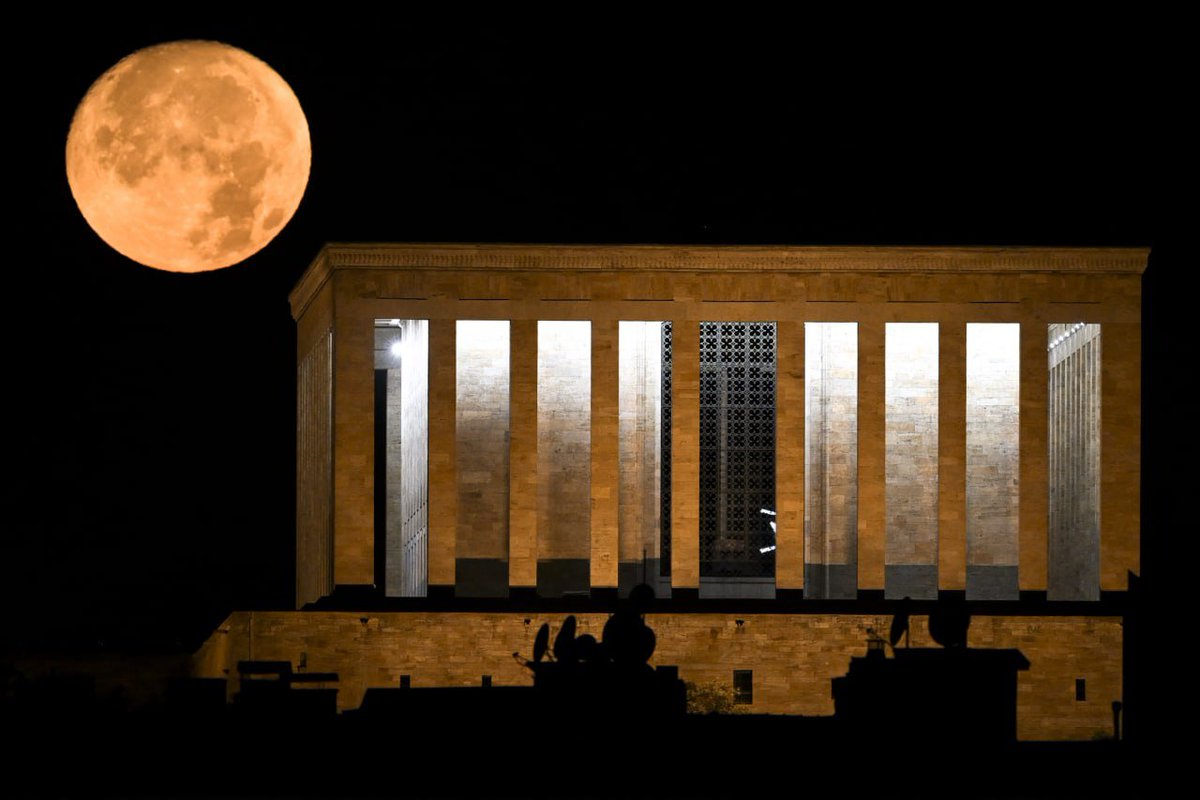 Anıtkabir ve dolunay tek karede görüntülendi.