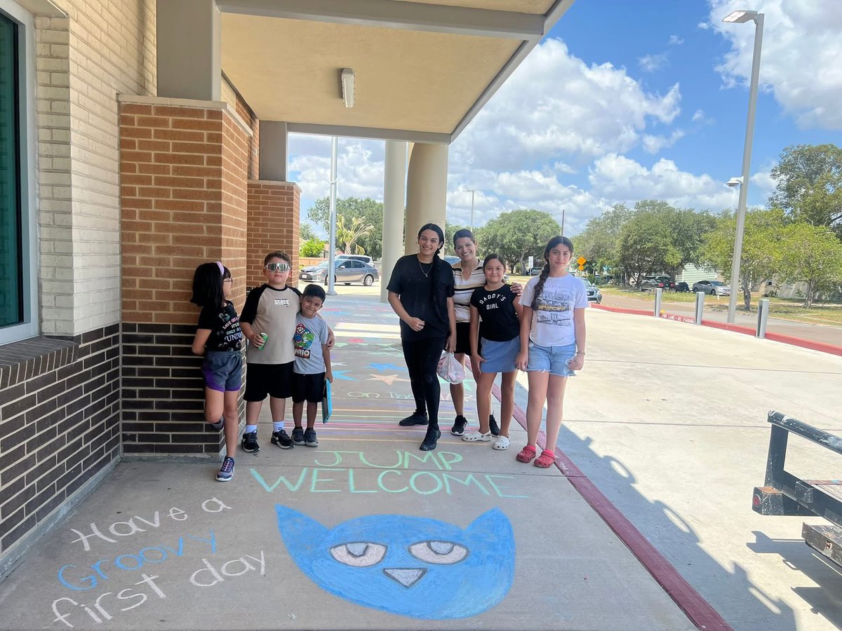 Thank you to the Cruz-Villarreal and Arizpe Family who Chalked The Walk for the First Day of the 25-26 school year ⭐️ Doors open 7:30 classes begin 7:50-3:10 🐻#WeAreGibson #UnleashYourInnerGrizzly