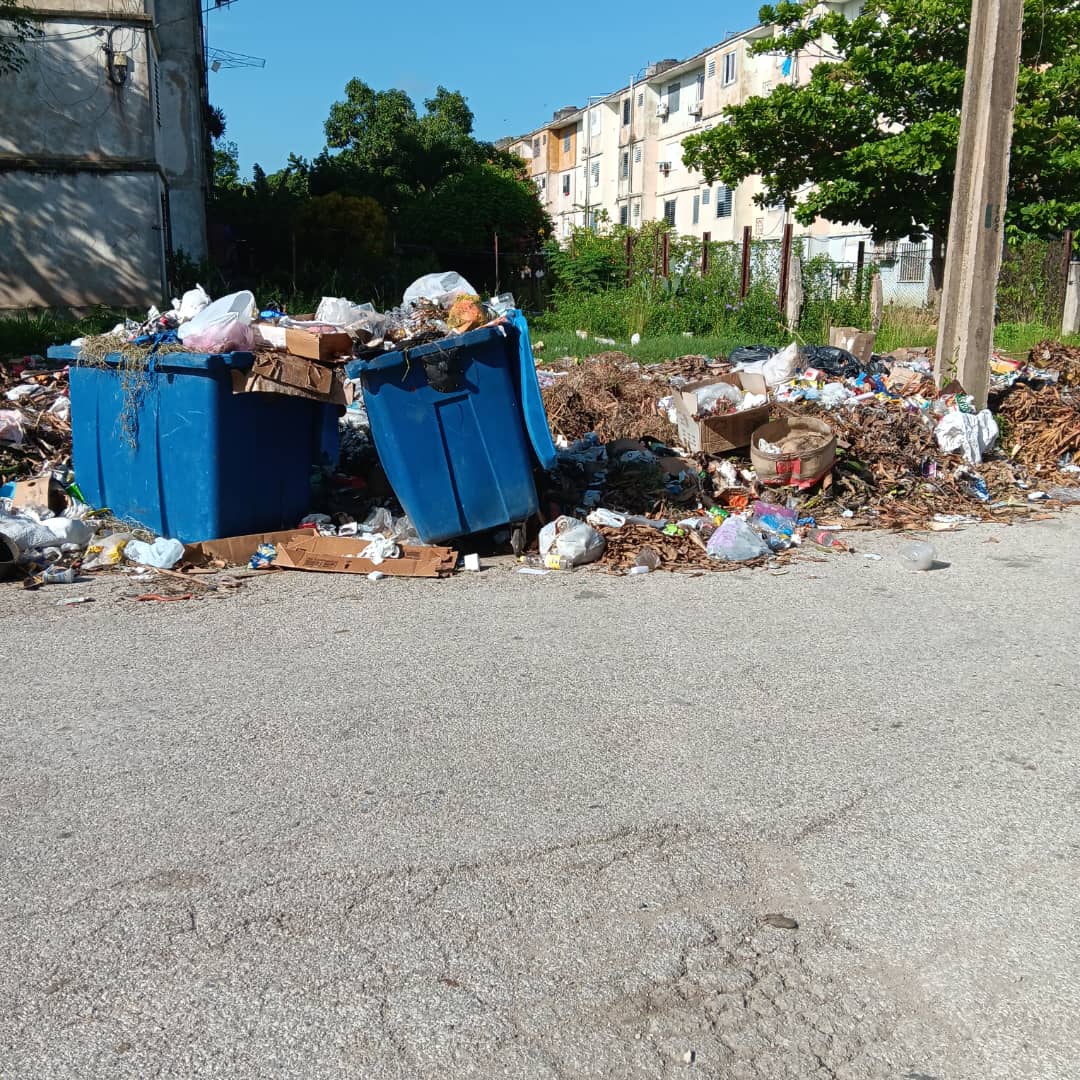 #Cuba/En la esquina de los Consultorios médicos en Montecarlos, Camagüey,la basura se amontona sin control. Madres con niños y pacientes esperan su turno mientras se espantan las moscas y respiran el mal olor