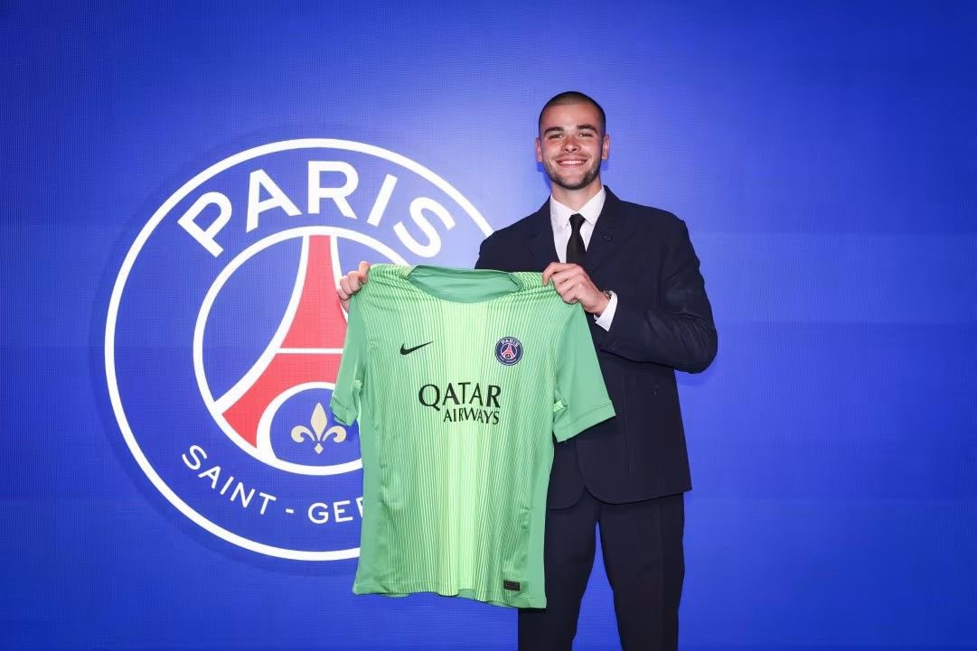 Oficial: Lucas Chevalier, nuevo jugador del PSG. El portero, de 23 años, aterriza en la capital francesa por un montante de 55 millones de euros con bonus incluidos. Segunda incorporación del campeón de Champions tras otro portero, Renato Marin.