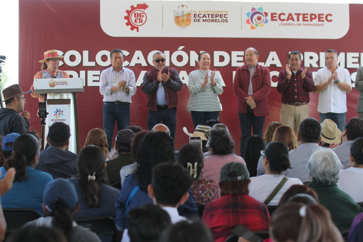 azucenacisneros's tweet photo. ✅ Hoy, junto al maestro @A_QuinteroMX , coordinador general del INAFED, colocamos la primera piedra del #CBTIS, que será construido como un proyecto más del Plan Oriente Edomex en #Ecatepec, liderado por nuestra presidenta Dra. @Claudiashein, a quién le agradecemos infinitamente. Vamos a contribuir con una educación de calidad para nuestros jóvenes, brindando espacios sanos para que desarrollen la mente y no estén en la calle. Esto también es atender las causas que generan la inseguridad. Saludos desde Tecalli en la Colonia México Nuevo. #CambioConHonestidad