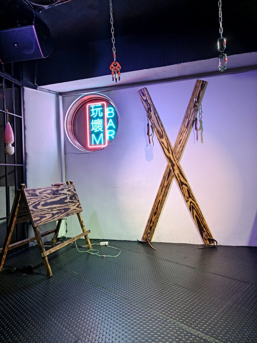 嗷嗚~第一次去 <a href="/wanhuai250201/">玩壞bar</a> 
雖然超級社恐但是裡面的狗狗都很好
被帶著玩了一下感覺好緊張好刺激
<a href="/smart950815/">譚主</a> 譚主 人很好會關心狗狗ww
第一次見到那麼多狗狗也是第一次和其他狗狗貼貼，下次還想來汪！感覺好好玩ouo
（雖然大部分時間都坐著就是了需要外向一點就是了
不知道是不是看起來很難相處嗚