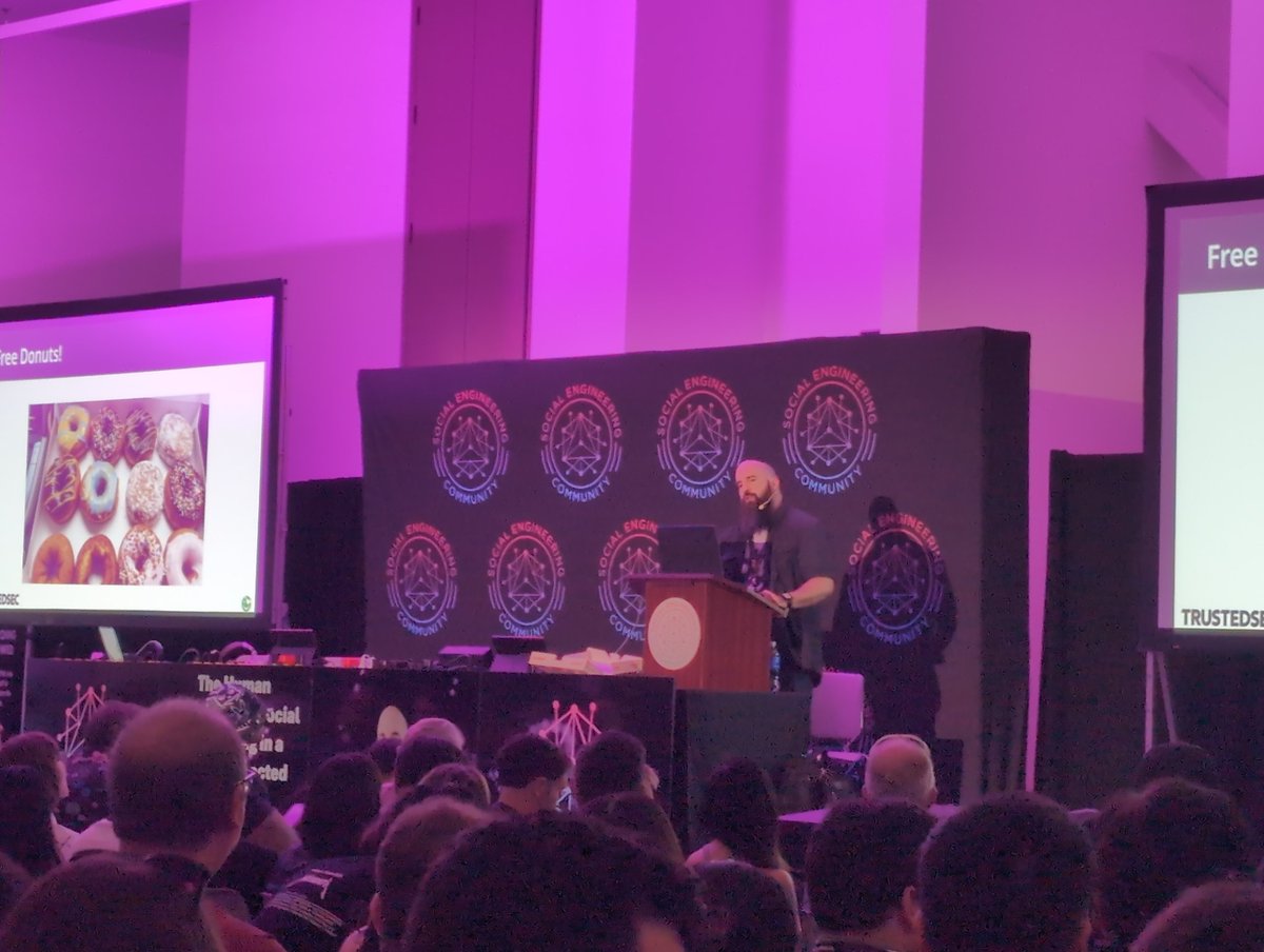curi0usJack's tweet image. @fir3d0g packing out the defcon SE village!