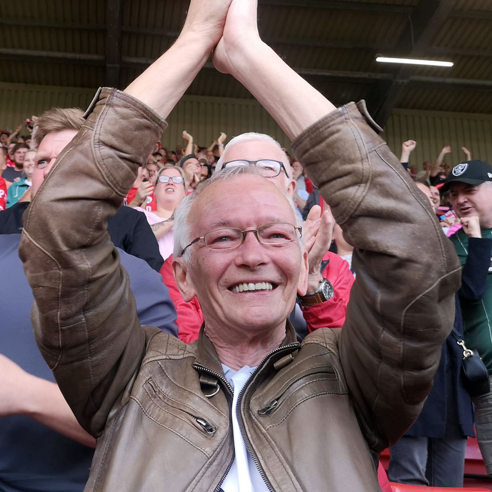 DavidDaiBradley's tweet photo. @BarnsleyFC Rather awestruck to come face-to-face with giant version of #BillyCasper on @barnsleyfc fan flag. I, with rest of #PontyEnd held the vast banner aloft at the match against @officialburtonalbion - which we won 3-2! Love my away-kit shirt with the kestrel print. #Kes #ARareDelight https://t.co/V76LiGj5zN