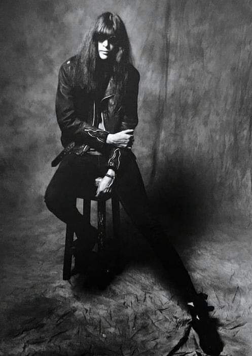 En mi opinión, ser punk significa ser un individuo que va contra la corriente para ponerse de pie y decir “esto es lo que yo soy”. #JoeyRamone #Ramones