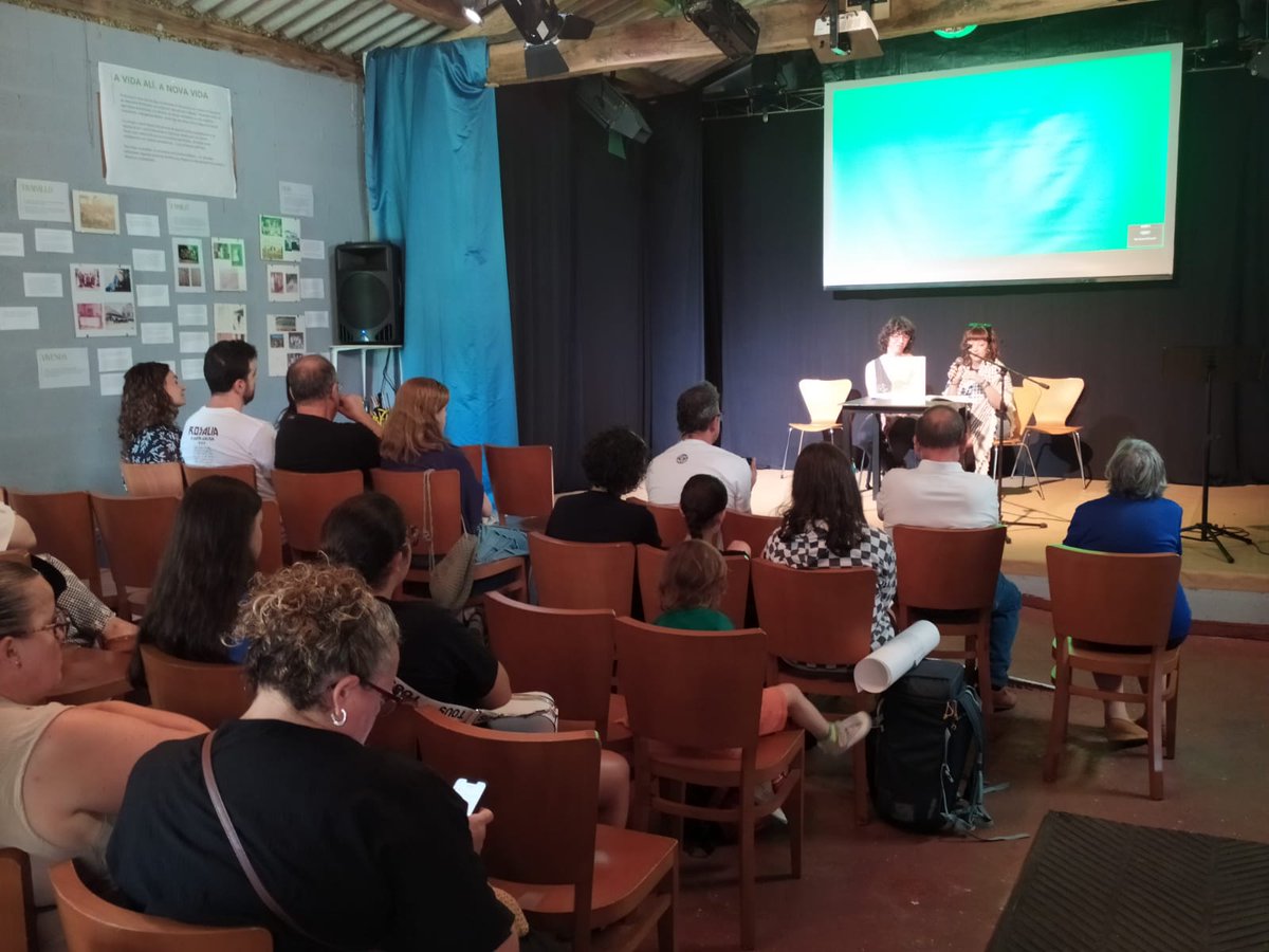 🎤 Apresentaçom da Guia Sociolingüística para famílias das <a href="/SementeGZ/">Escolas de Ensino Galego Semente</a> no #festivallínguamoza  👅🤸🏾‍♀️ . Na mesa, a nossa companheira Cris com Natália Cea.