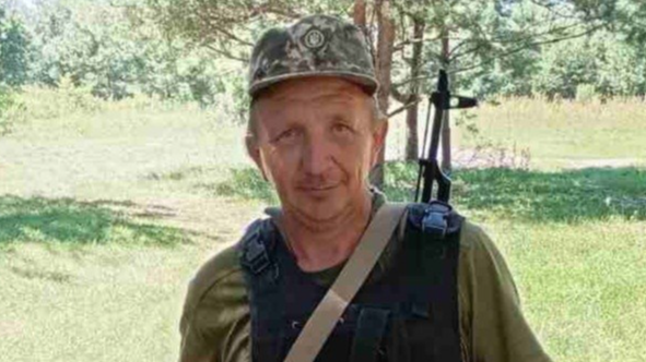 Після тривалого лікування у медичних закладах завершився земний шлях захисника з Волині Олександра Оксенюка.

Про це повідомив голова Маневицької громади

51-річний захисник побував у боях на Харківському, Донецькому напрямках. Важка хвороба не дала шансу на життя солдату.