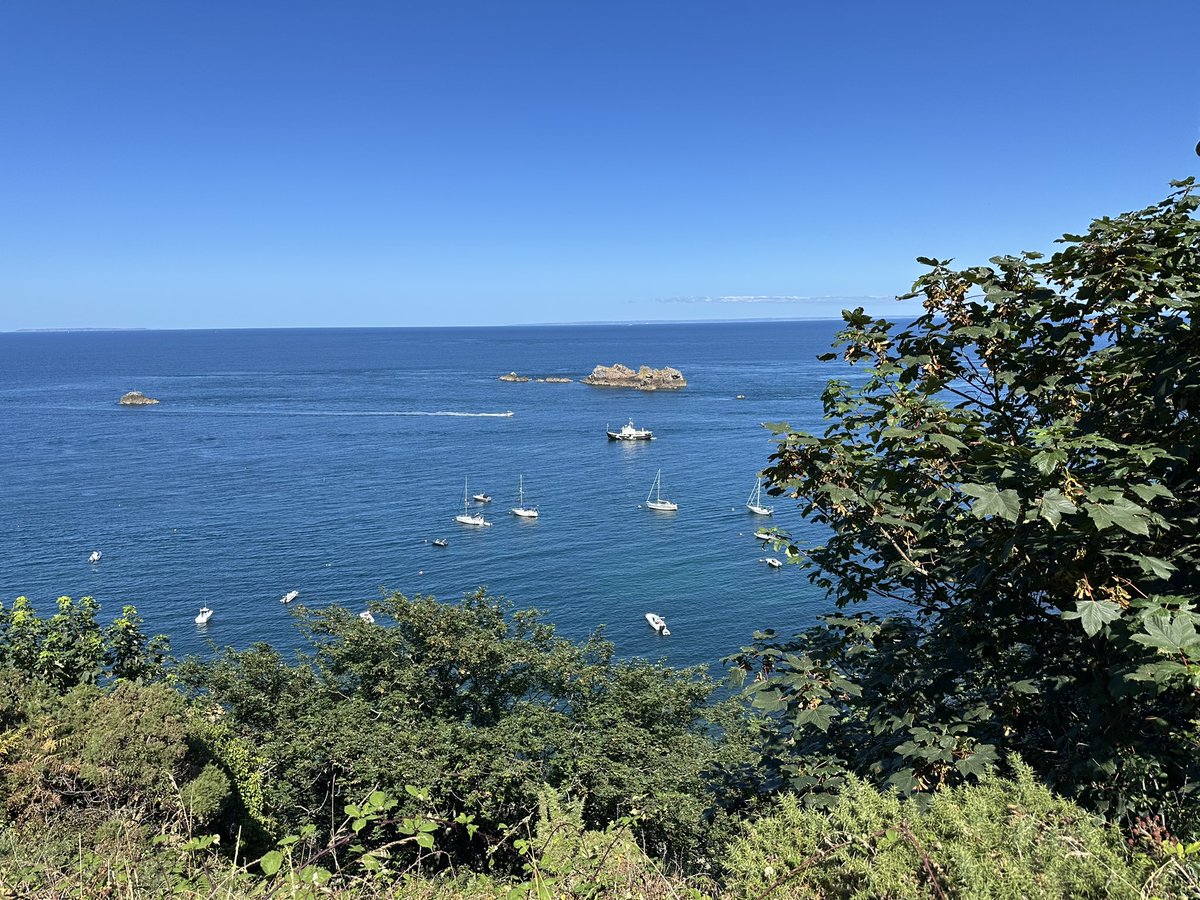 gnsymutterings's tweet image. #sarkisland a beautiful afternoon in sunny ☀️ sark listening to Dave at the old Sark 🇨🇶 hall
