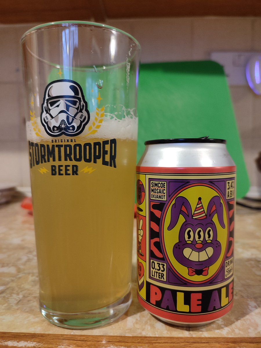 admars32's tweet photo. First beer from my mixed light and dark trial @beer52hq box. It's ok, only 3.4% Buro pale ale, has that "soapy" taste which puts me off pale and session ales. https://t.co/v6YK7g91JW