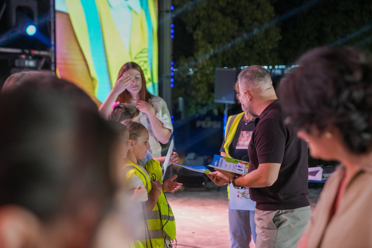 dpshtrr's tweet photo. 🚗 Pjesë e festës ishte edhe DPSHTRR me mesazhe dhe aktivitete për sigurinë rrugore, duke kujtuar se rrugët e sigurta fillojnë nga ne.
🎶 Aroma e gatimeve, tingujt e polifonisë dhe mikpritja përmetare e bënë këtë ditë të paharrueshme.
#Permet #FestaENonës #SiguriaRrugore #DPSHTRR https://t.co/22HojkTE6H