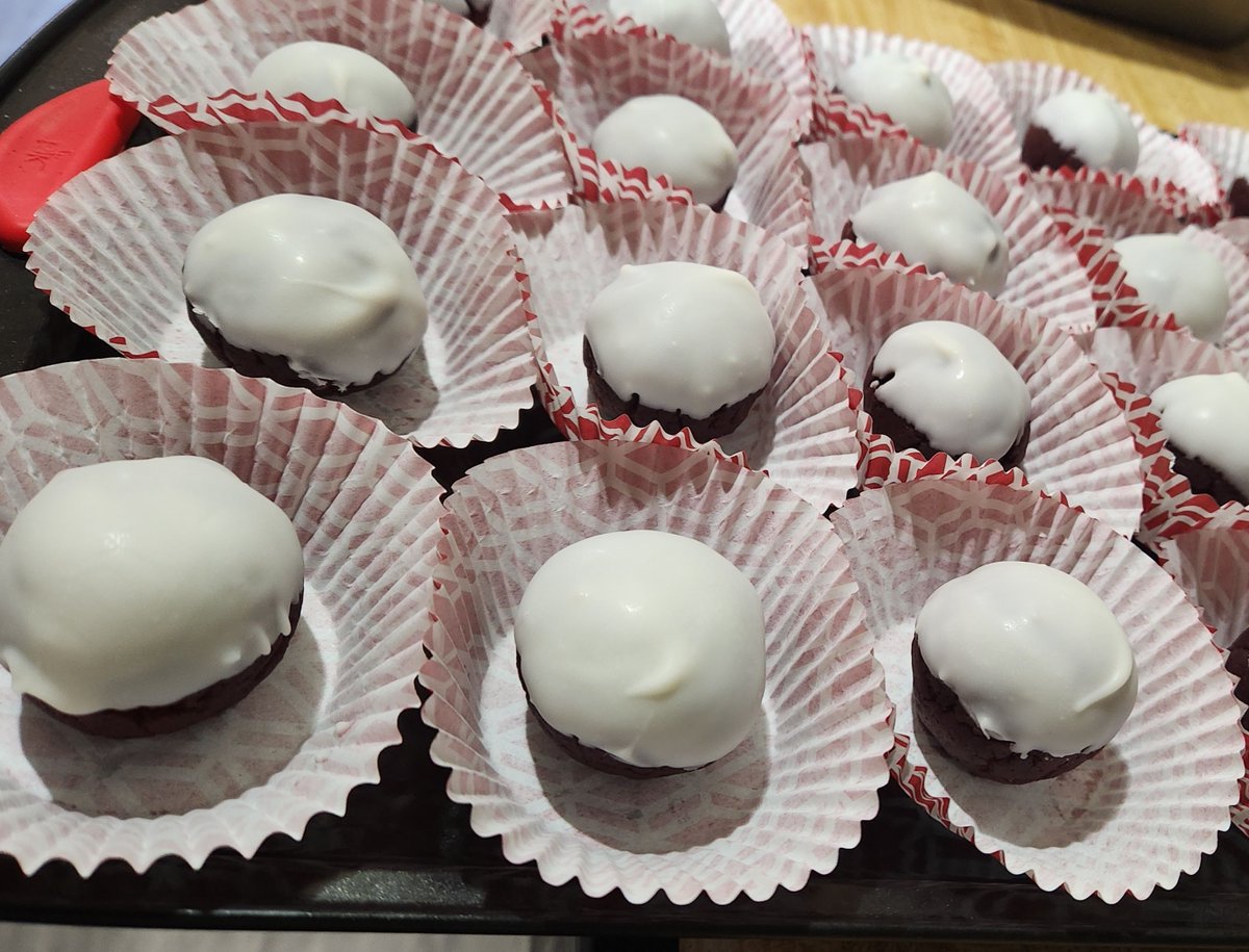 LB_Confections's tweet photo. A side from the funfetti truffles, we also have our Red Velvet Cheesecake truffles!!!! #smallbusiness 
https://t.co/3Cz6K2nkCq https://t.co/ebEKZBsuCU